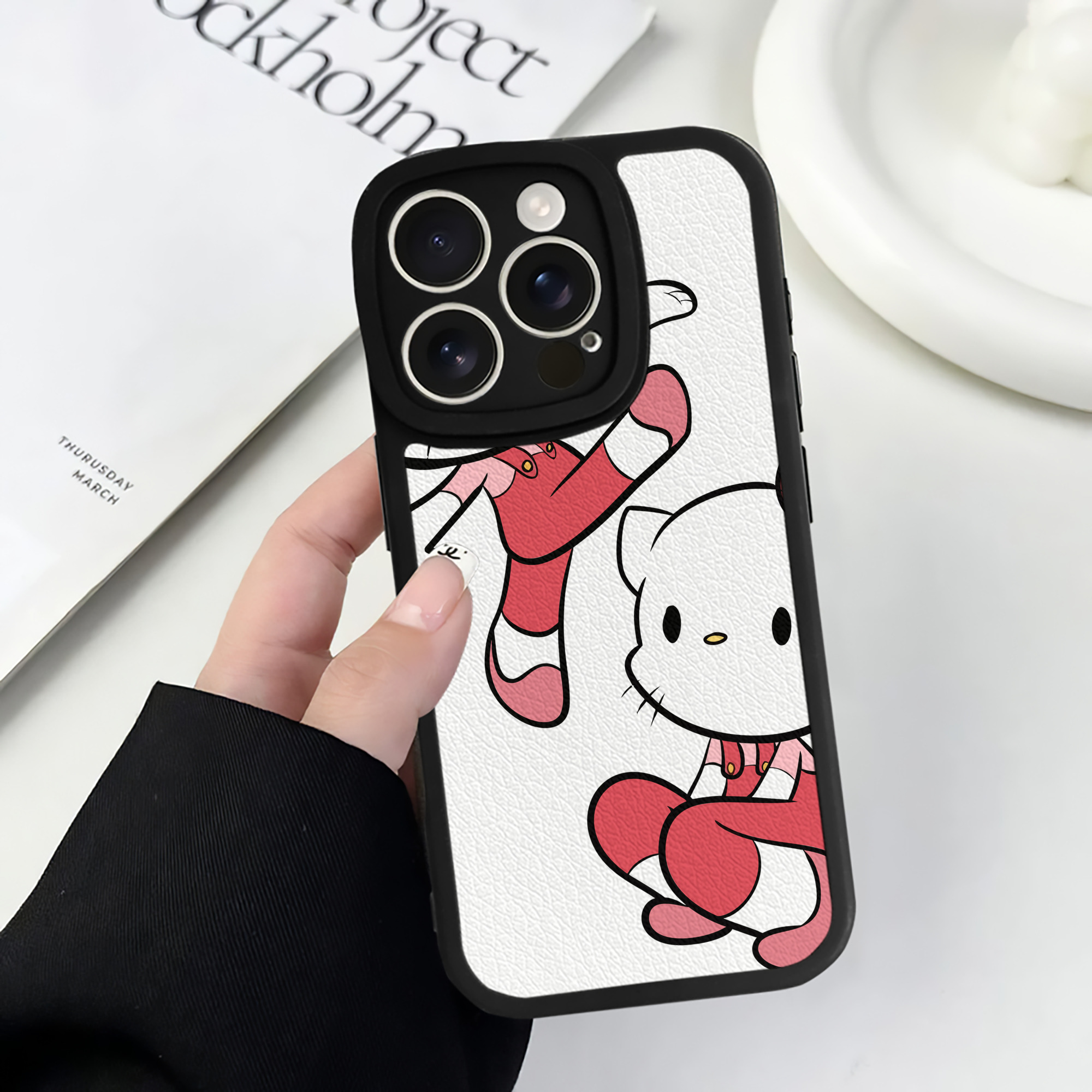 （画像用） Hello Kitty ハローキティ 【iPhone 16シリーズ対応】シリコンスマホケース（レザー調） 材質：シリコン